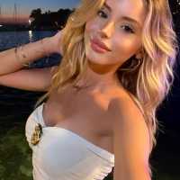 İki genç arkadaş Belinay