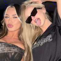 İki genç arkadaş Belinay